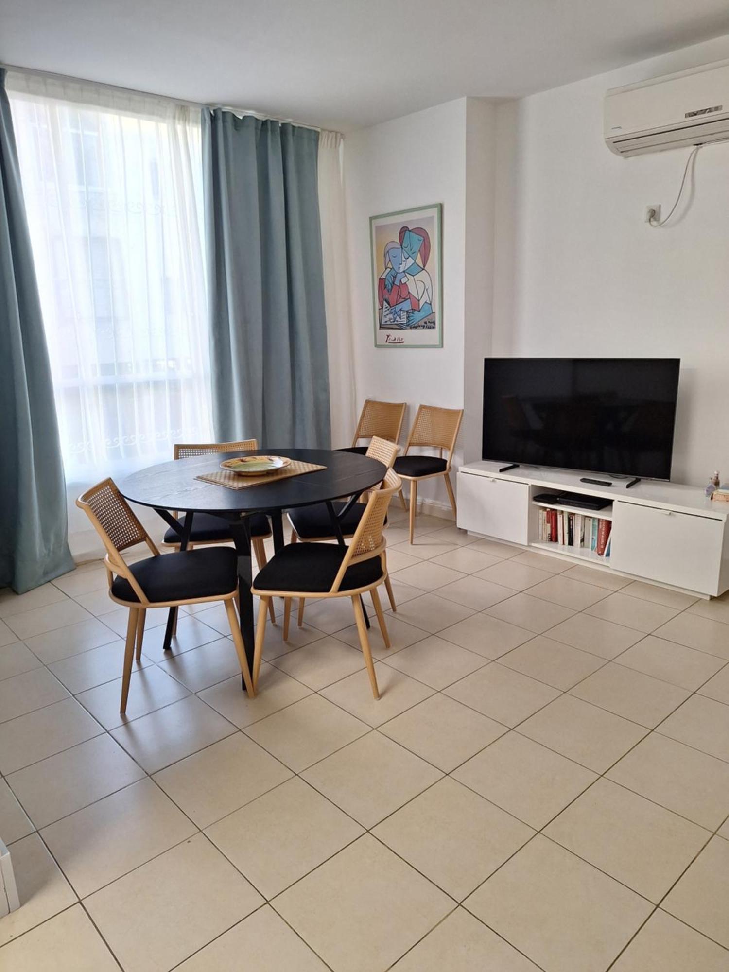 Amazing Apartment For 3 Guests Steps From The Beach Нетания Екстериор снимка
